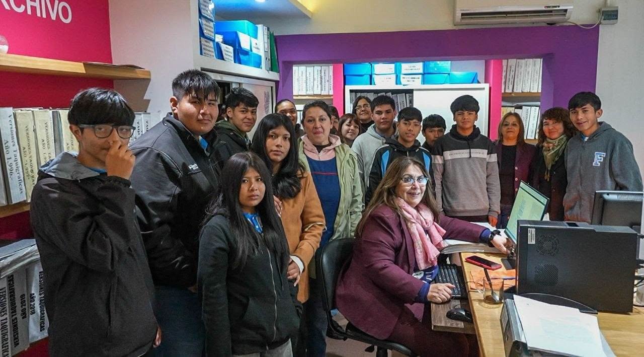 Puede ser una imagen de una o varias personas, personas estudiando, televisor, sala de prensa y texto