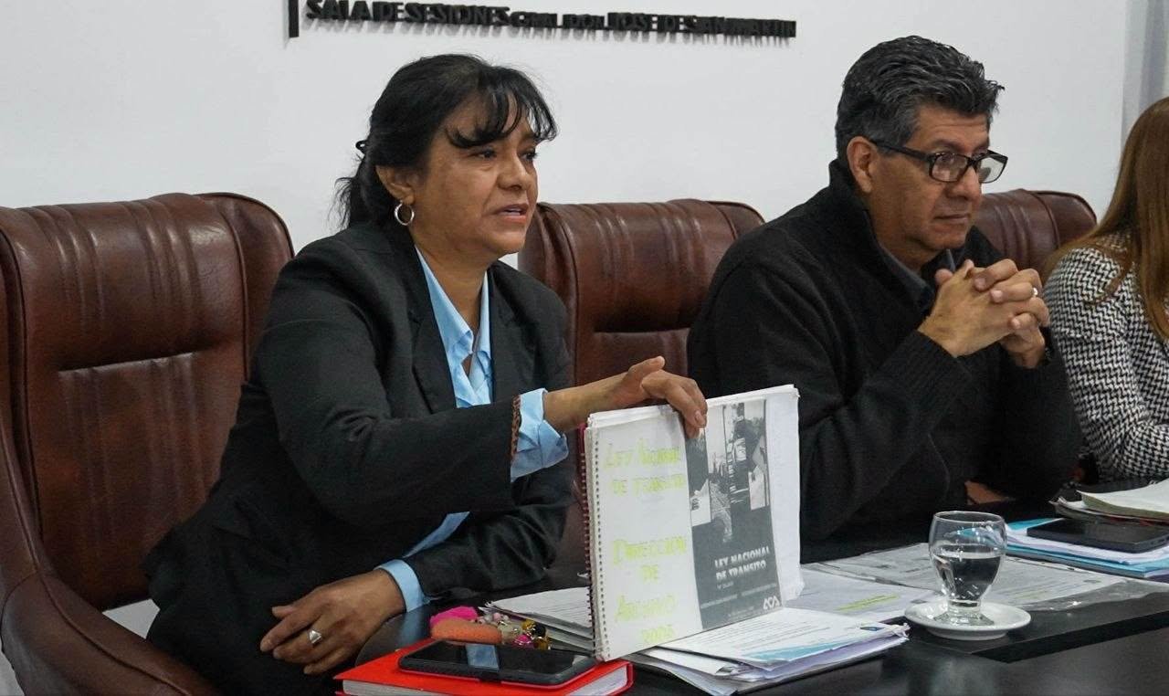 Puede ser una imagen de una o varias personas, personas estudiando y texto